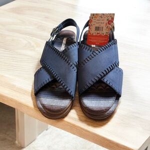 NWT MUK LUKS WOMENS DUSTY BLUE CROSSBAND PLATFORM SANDALS SIZE 9.5